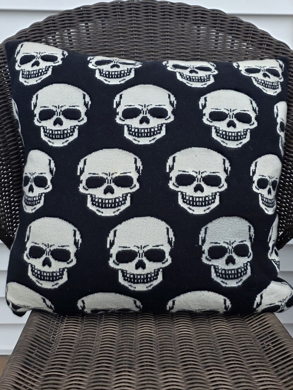 Black & White Skull Decorative Throw Pillow – Repeated Skull Design